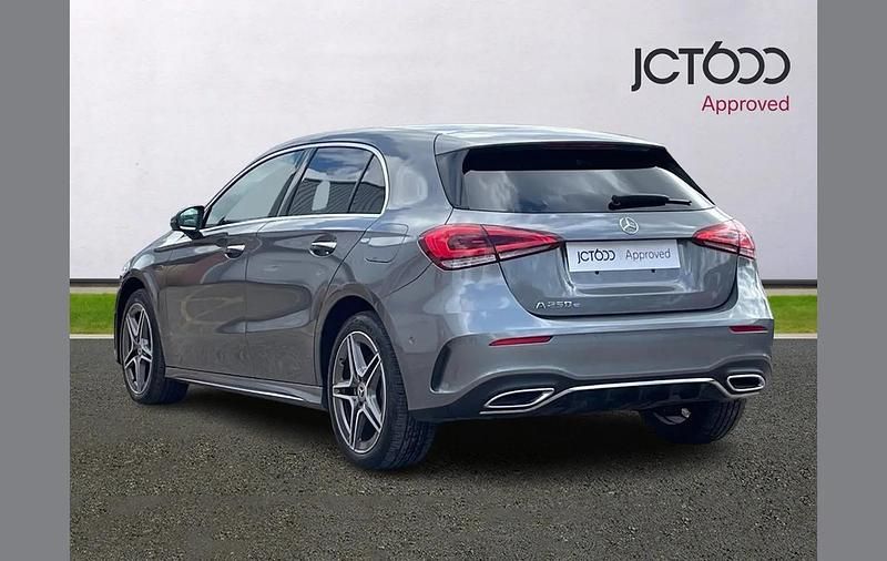 Usado Mercedes A250 AMG Line Premium 214 HP (157 kW) 2021 Cinzento Citadino