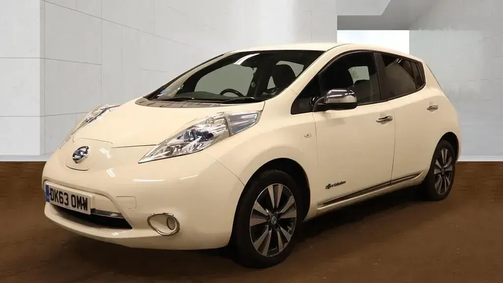 Used Nissan Leaf Tekna 80 kW (109 HP) 2013 White Hatchback