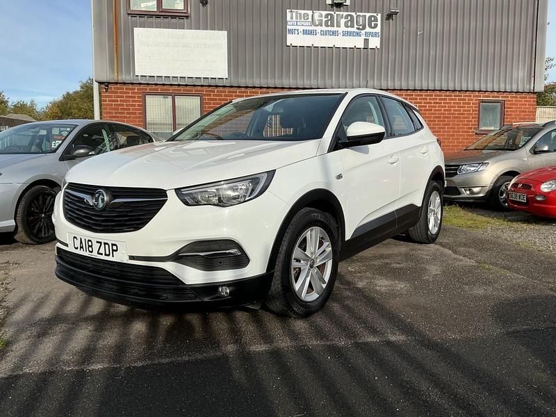 Used Vauxhall Grandland X S 130 HP (95 kW) 2018 White SUV