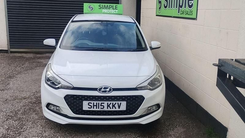 Used Hyundai i20 Premium 84 HP (61 kW) 2015 White Hatchback