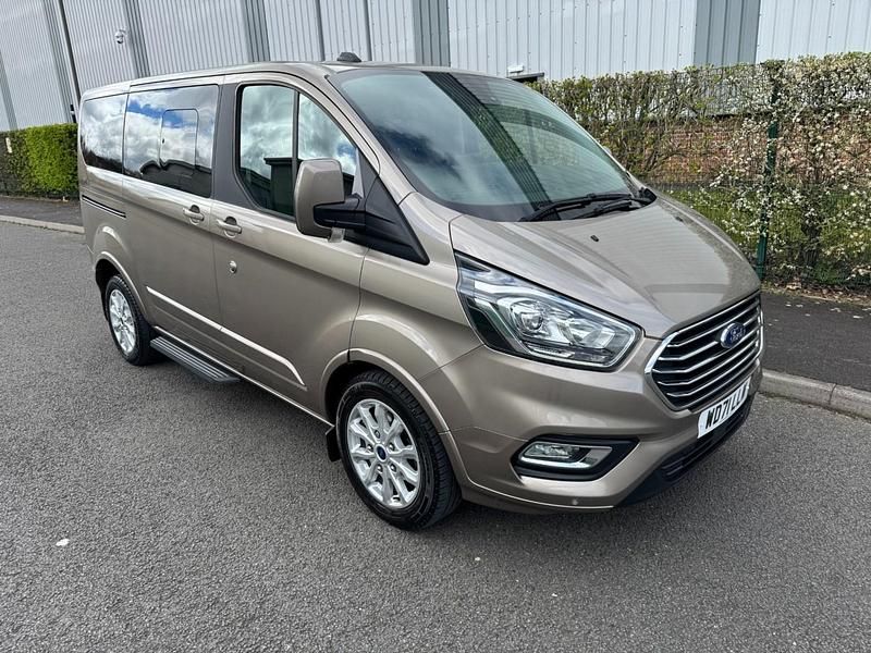 Usado Ford Tourneo Titanium 130 CV (95 kW) 2022 Plateado Monovolumen