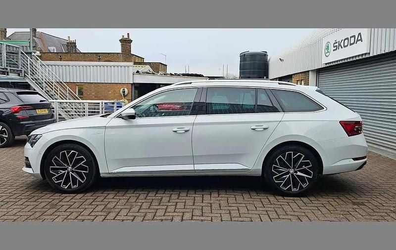 Used Skoda Superb LAURIN & KLEMENT 200 HP (147 kW) 2024 White Estate