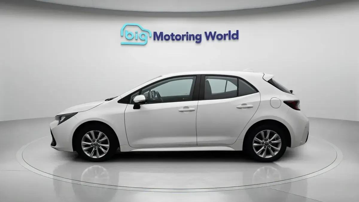 Used Toyota Corolla 140 HP (102 kW) 2023 White Hatchback