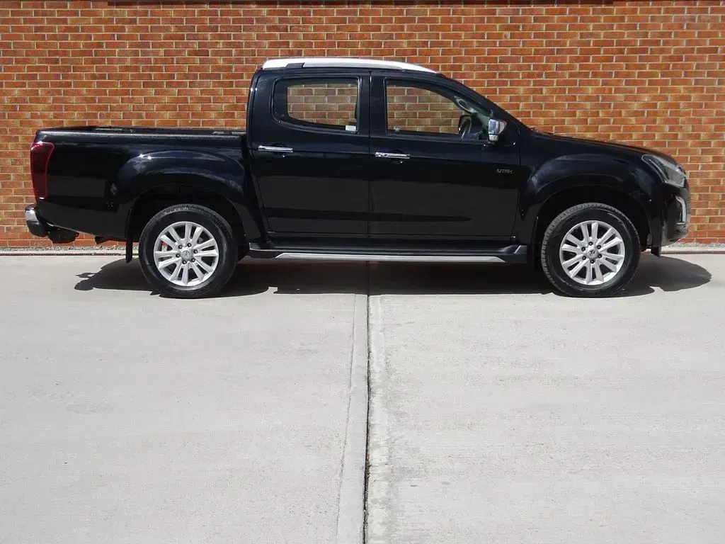 Used Isuzu D-Max 163 HP (119 kW) 2021 Black Pickup