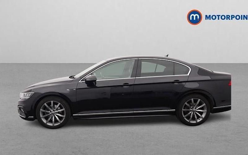 Usado VW Passat R-line 150 HP (110 kW) 2021 Preto Sedan