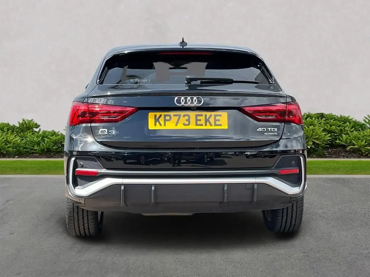 Usado Audi 200 Comfort 2023 Negro Familiar