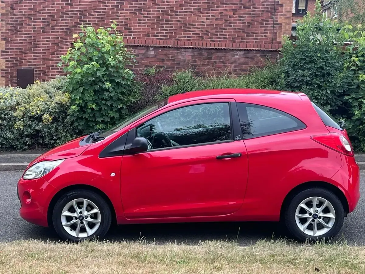 Begagnad Ford Ka Studio 69 HK (50 kW) 2013 Röd Halvkombi