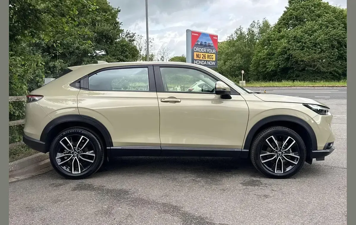Used Honda HR-V Elegance 131 HP (96 kW) 2023 Sand khaki SUV