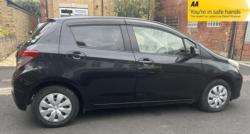 Used Toyota Yaris 99 HP (72 kW) 2013 Black Hatchback