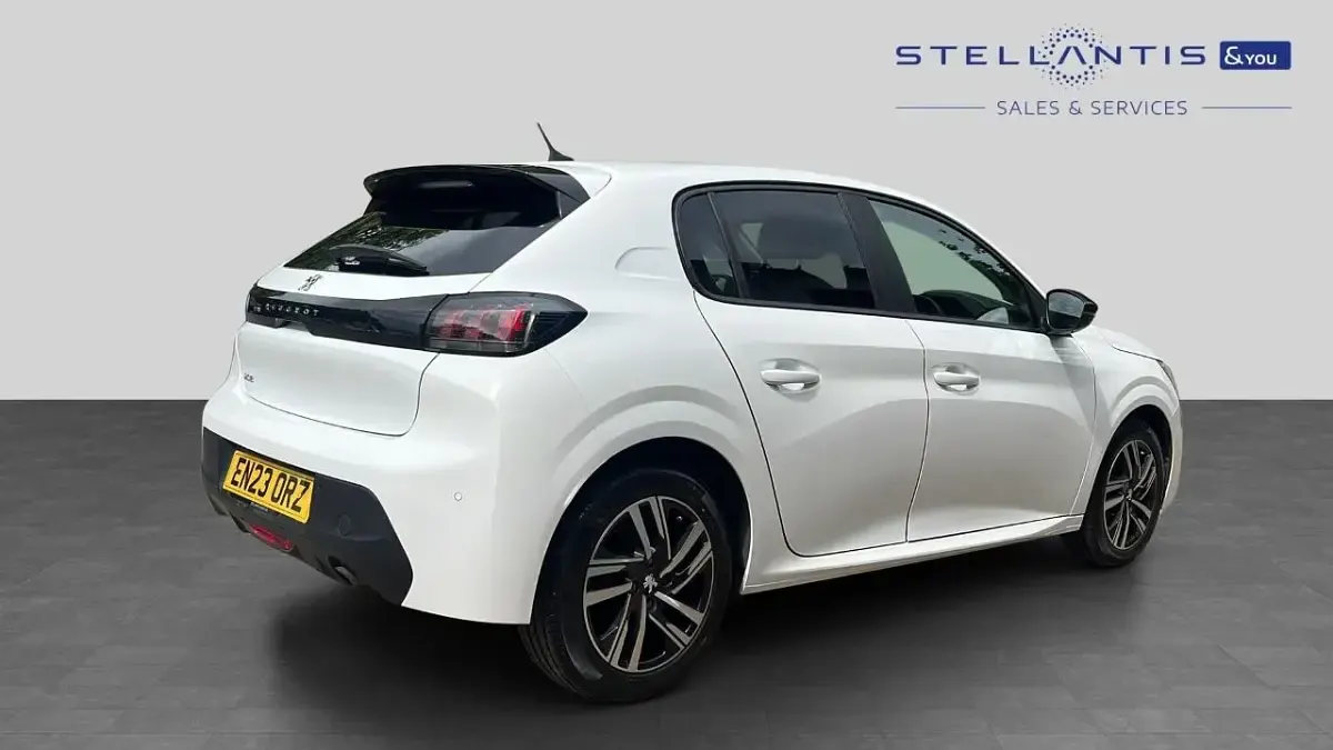 Used Peugeot 208 Active+ 99 HP (72 kW) 2023 White Hatchback