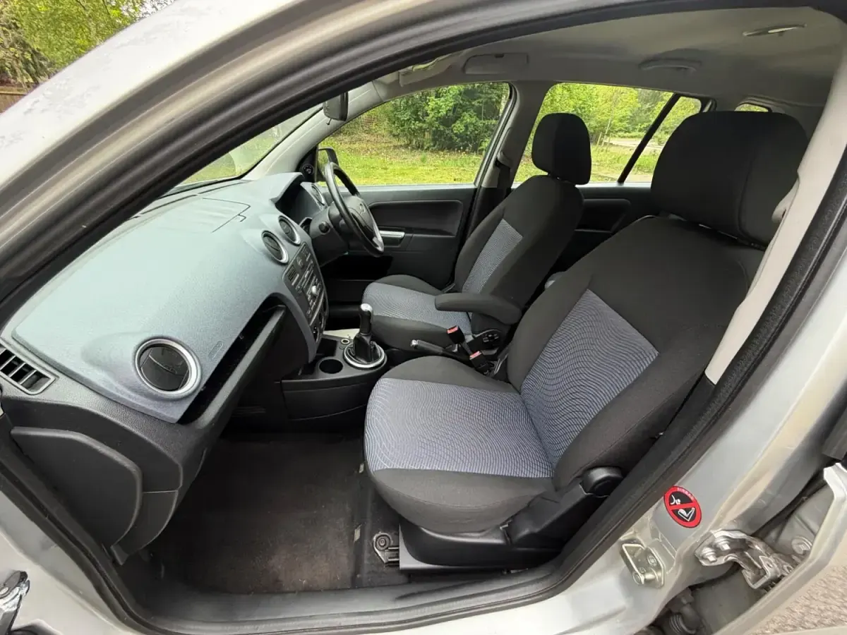 Used Ford Fusion Zetec 68 HP (50 kW) 2010 Silver Hatchback