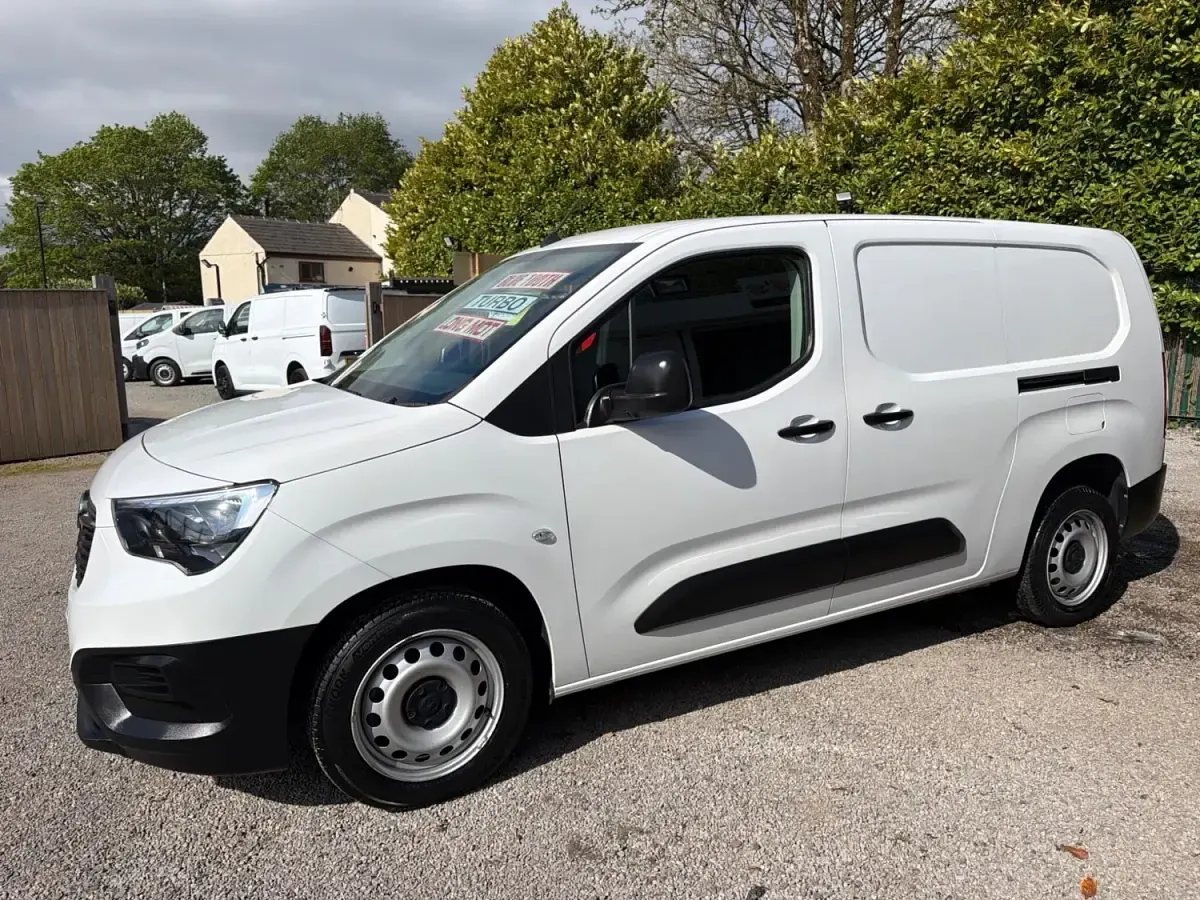 Second-hand Vauxhall Combo S 100 CP (73 kW) 2023 Alb Monovolum