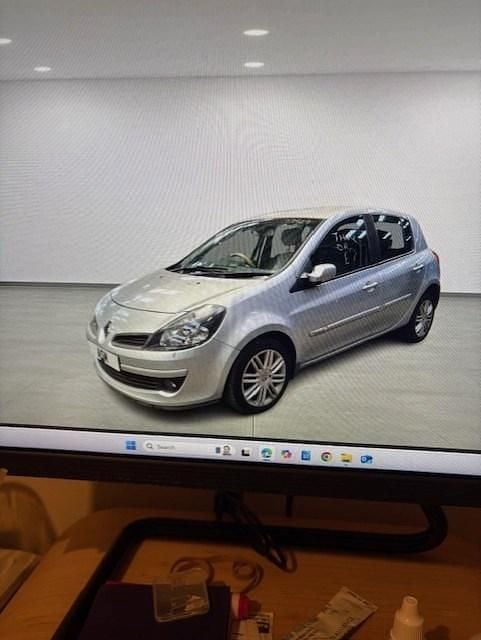 Silver Used 2006 Renault Clio II Initiale Hatchback | £2,495 (Fair price) - Image 1/4