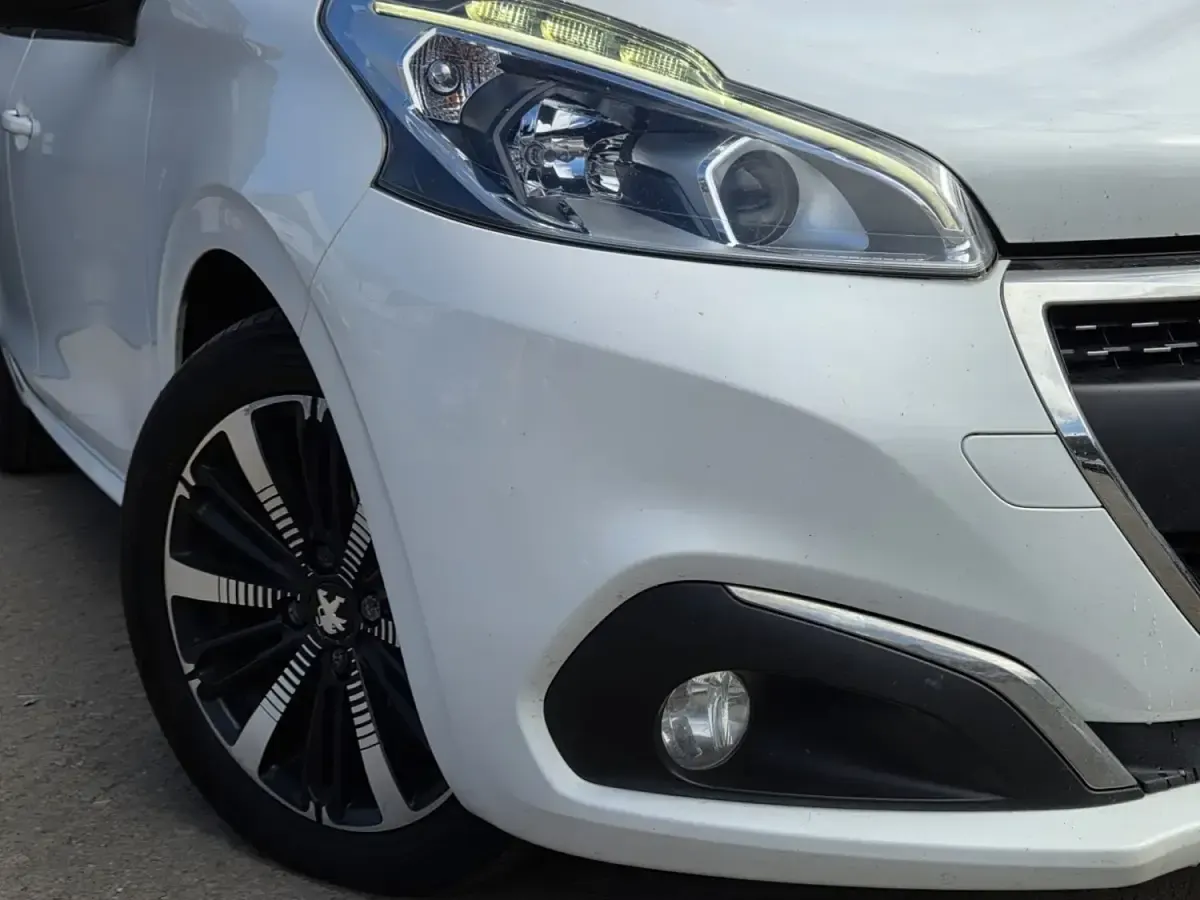Usado Peugeot 208 Allure Premium 2017 Blanco Utilitario
