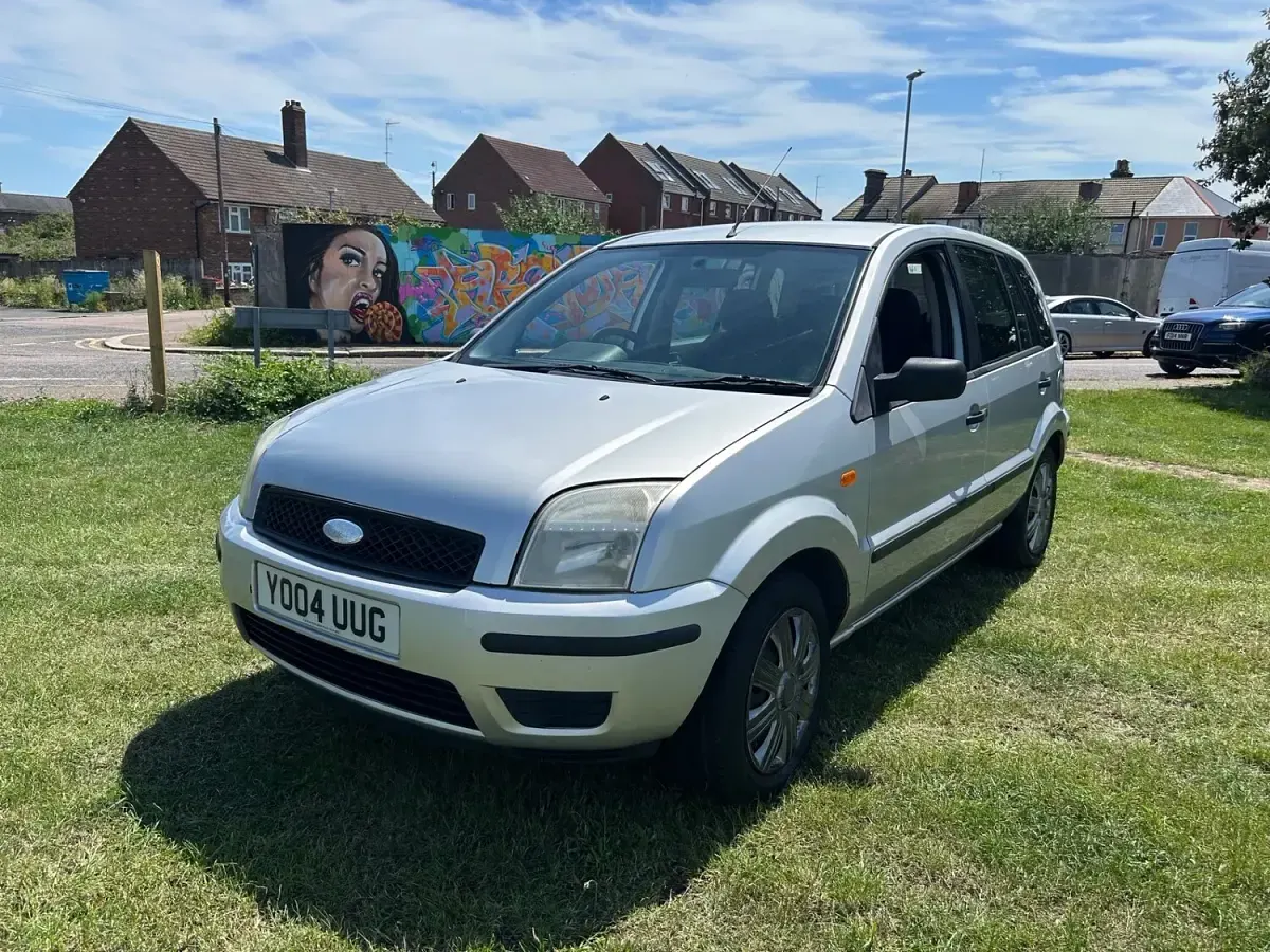 Used Ford Fusion 100 HP (73 kW) 2004 Silver Hatchback