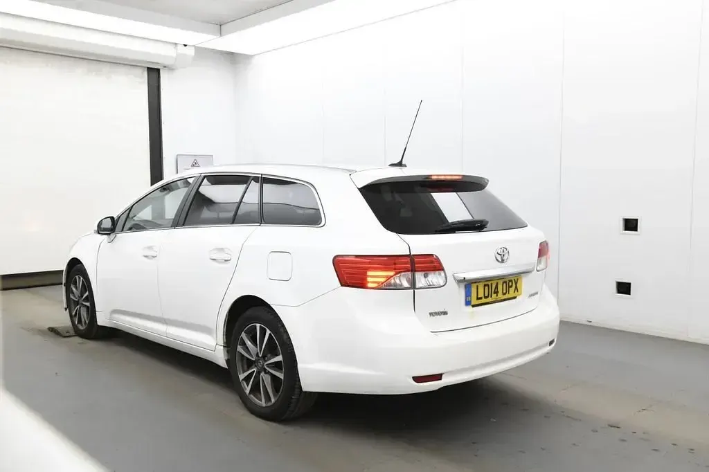 Usado Toyota Avensis 124 CV (91 kW) 2014 Blanco Familiar
