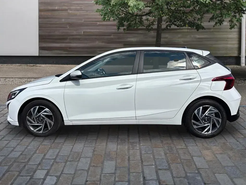 New Hyundai i20 Advanced 100 HP (73 kW) 2025 White Hatchback