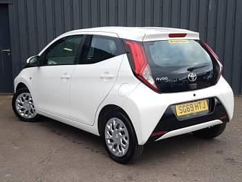 Used Toyota Aygo X-play 72 HP (52 kW) 2020 White Hatchback