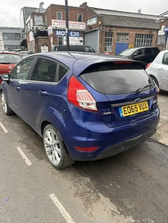 Used Ford Fiesta Titanium 100 HP (73 kW) 2015 Blue Hatchback