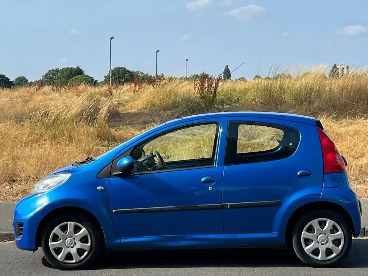 Used Peugeot 107 68 HP (50 kW) 2011 Blue Hatchback