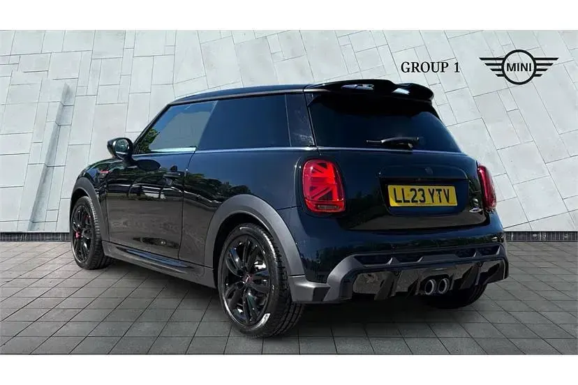 Begagnad Mini John Cooper Works 231 HK (169 kW) 2023 Svart Halvkombi