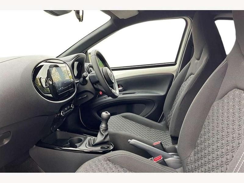 Used Toyota Aygo X 72 HP (52 kW) 2025 Pure white with black SUV