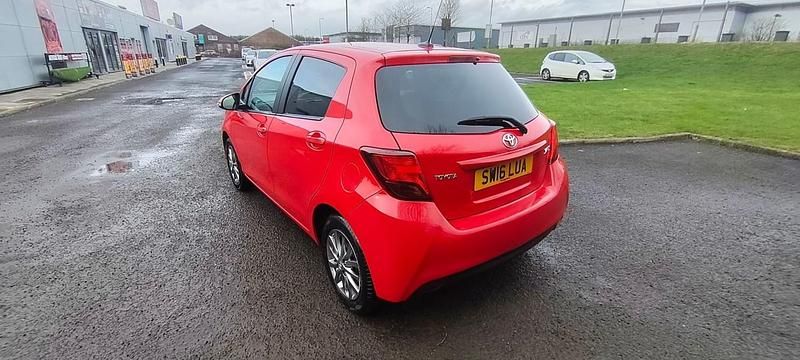 Used Toyota Yaris 99 HP (72 kW) 2016 Red Hatchback