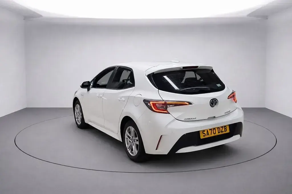 Used Toyota Corolla 122 HP (89 kW) 2020 White Hatchback