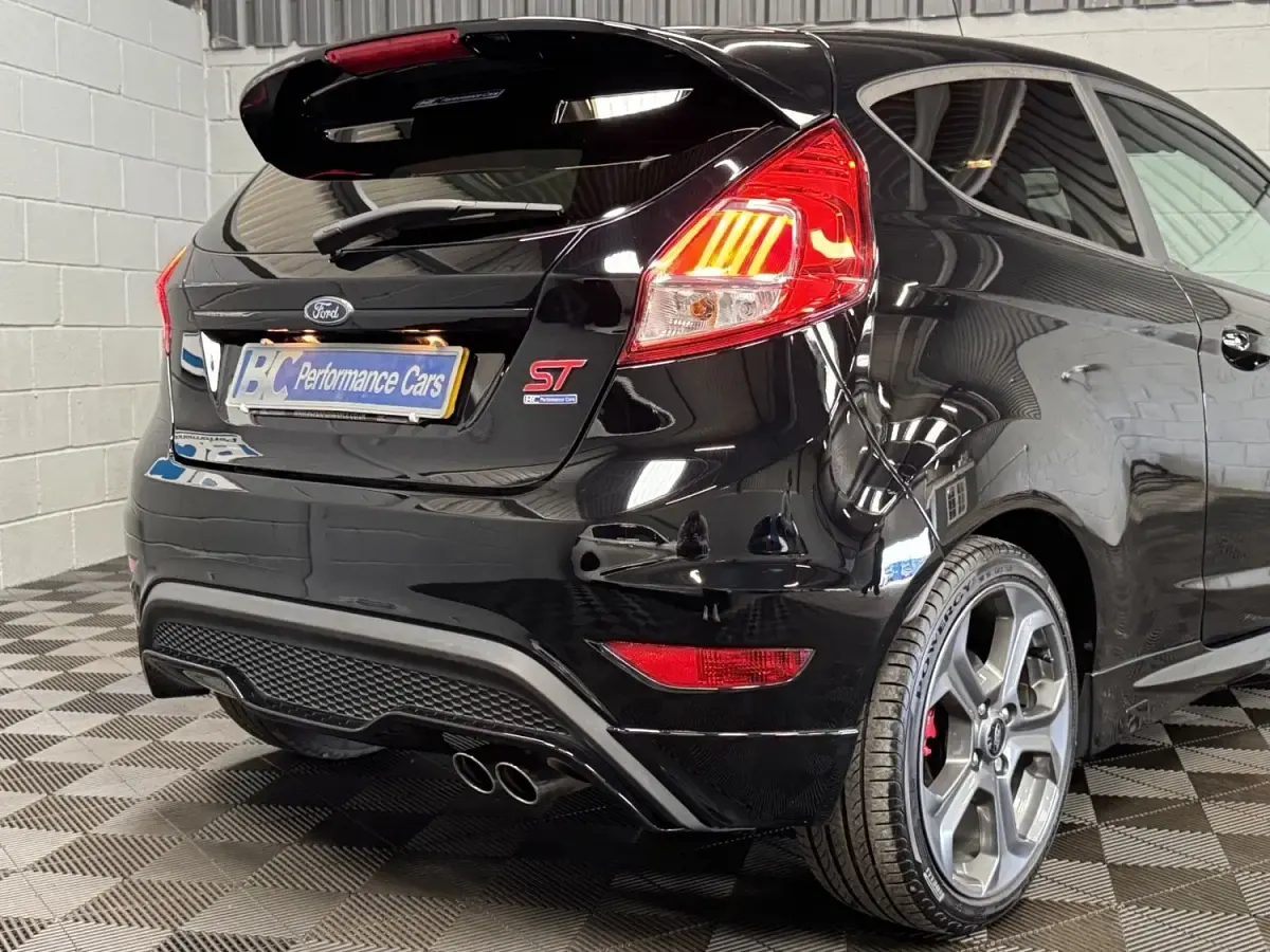 Begagnad Ford Fiesta ST 2017 Svart Halvkombi