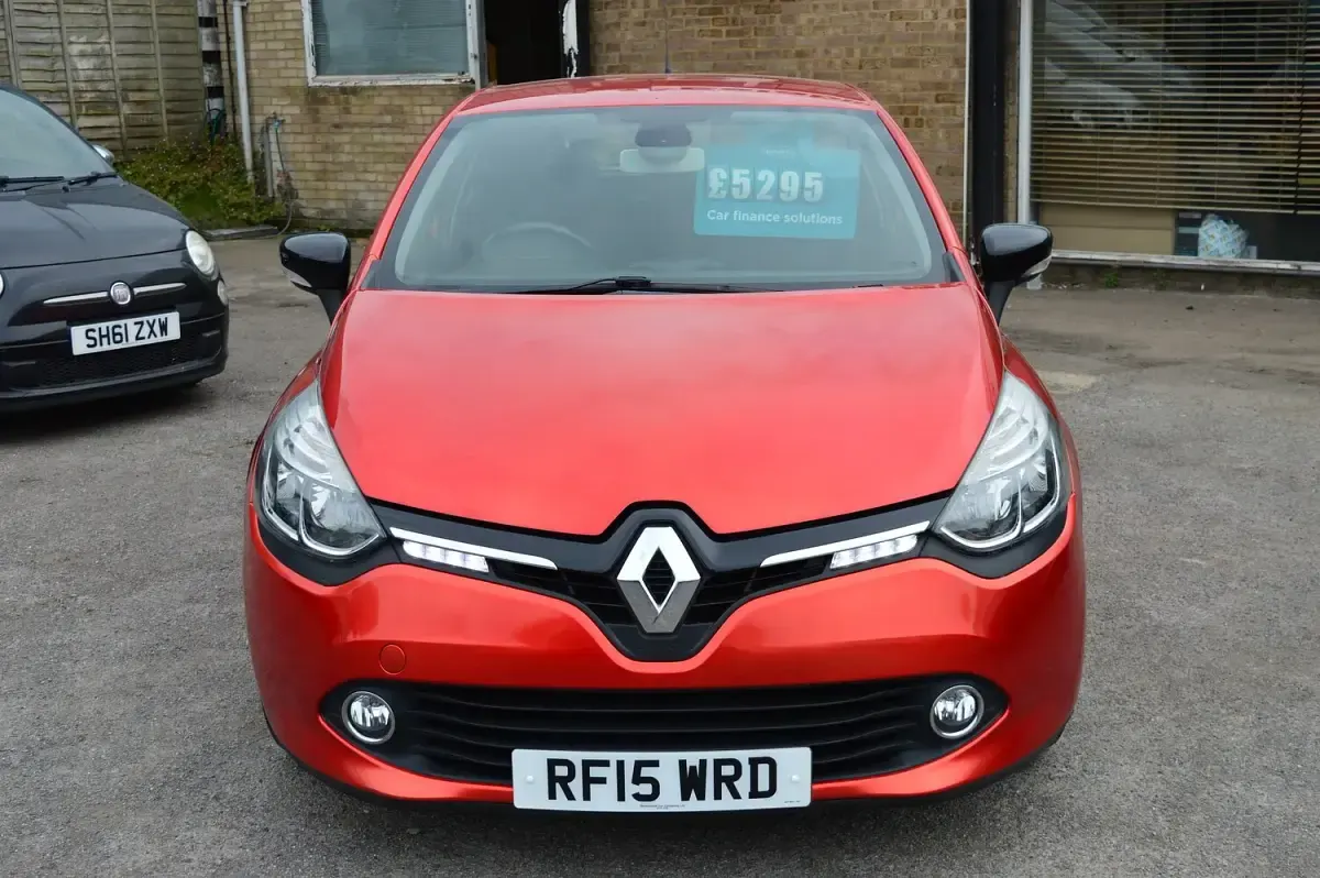 Used Renault Clio Dynamique 75 HP (55 kW) 2015 Red Hatchback