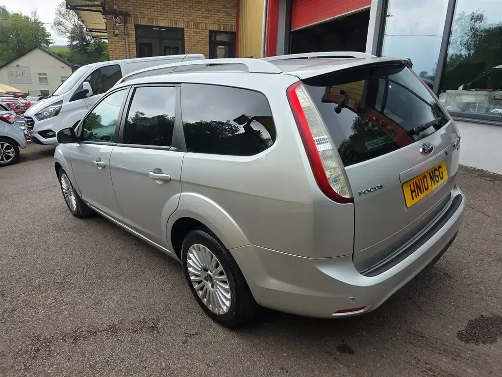 Begagnad Ford Focus Titanium 2010 Silver Kombi
