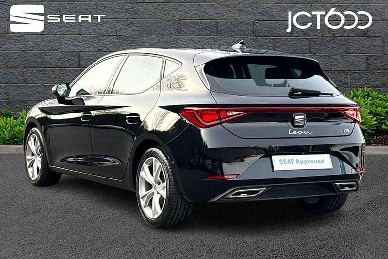 Begagnad Seat Leon FR 147 HK (108 kW) 2024 Svart Halvkombi