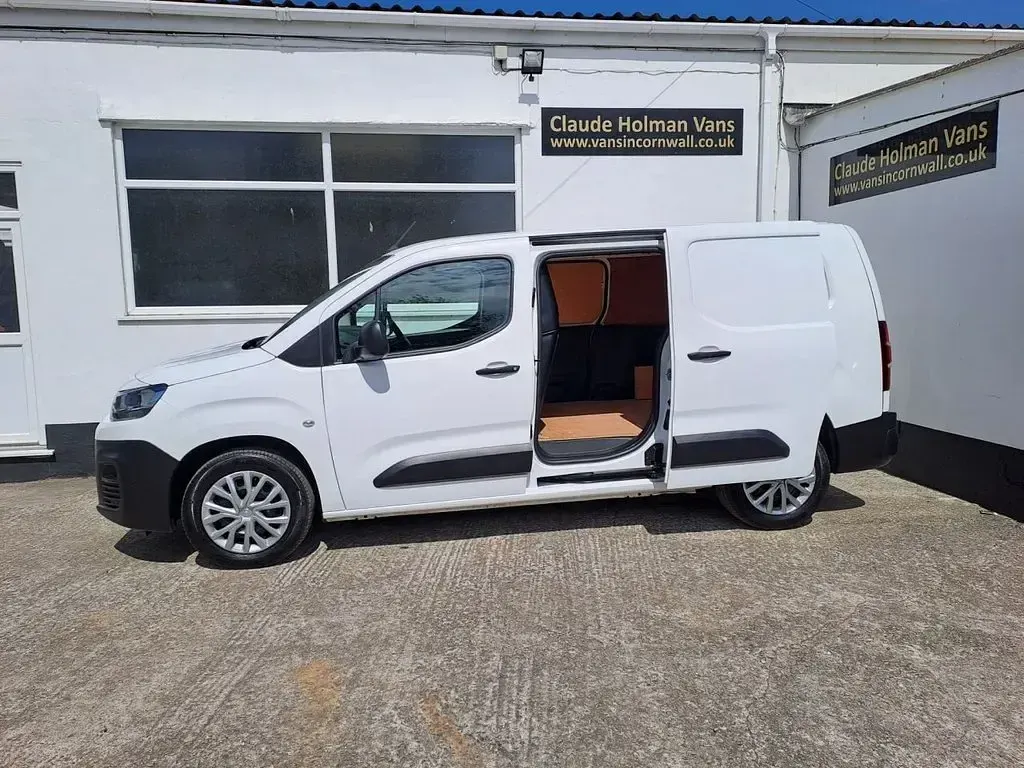 Used Citroën Berlingo 130 HP (95 kW) 2019 White MPV