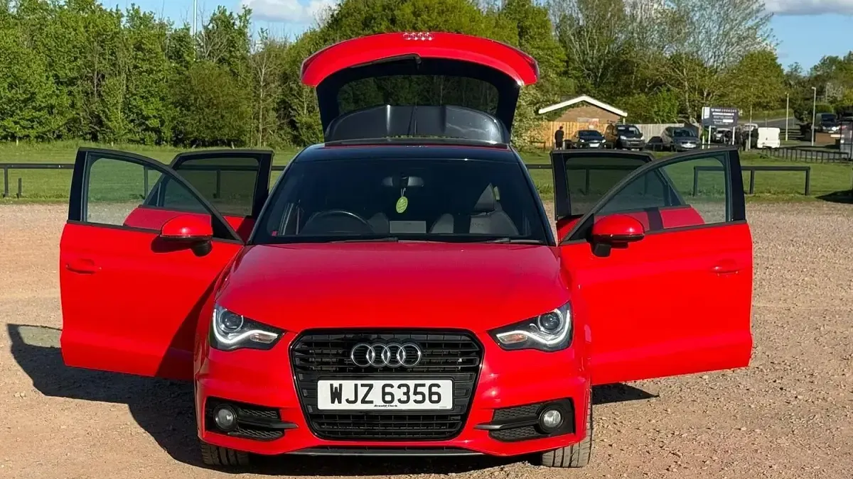 Begagnad Audi A1 Sportback Black Edition 185 HK (136 kW) 2014 Röd Halvkombi