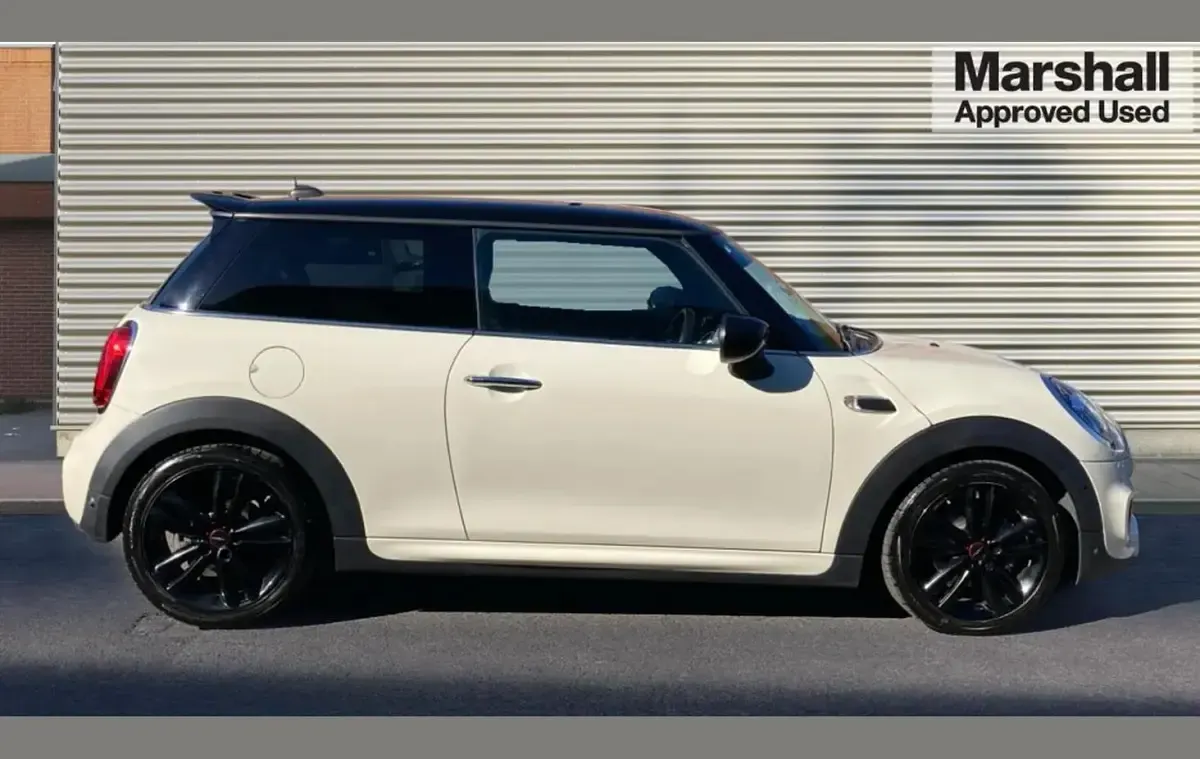 Usado Mini Cooper Sport 134 HP (98 kW) 2020 Branco Citadino