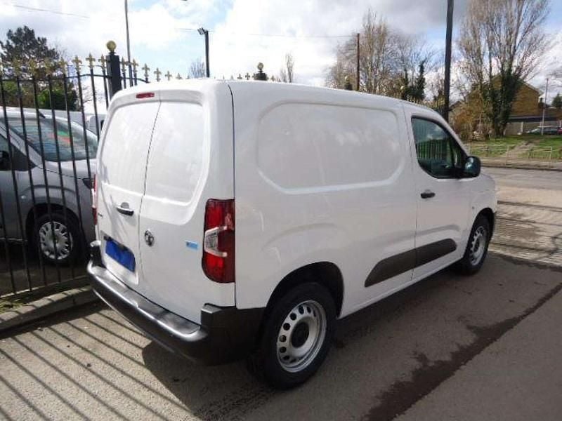 Used Vauxhall Combo 100 kW (136 HP) 2024 White MPV