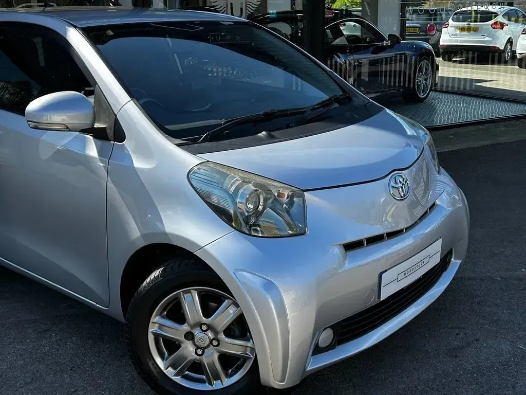 Used Toyota iQ 68 HP (50 kW) 2010 Silver Hatchback