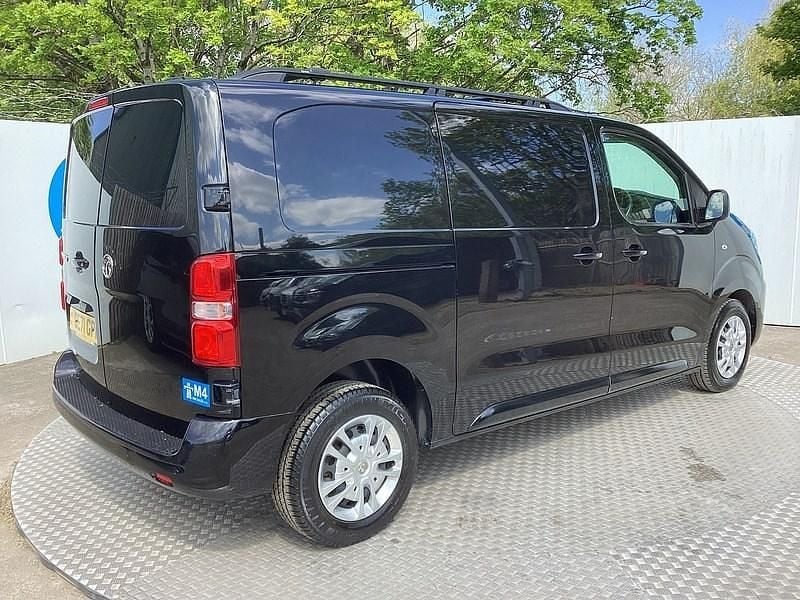 Second-hand Vauxhall Vivaro Sportive 145 CP (106 kW) 2021 Negru Monovolum
