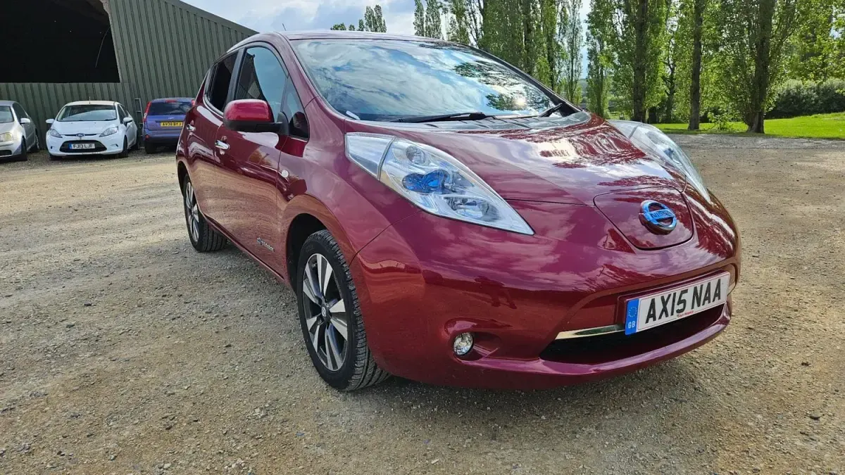 Gebraucht Nissan Leaf Tekna 80 kW (109 PS) 2015 Rot Kleinwagen