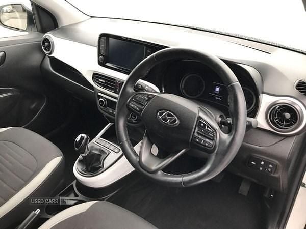 Used Hyundai i10 Premium 84 HP (61 kW) 2023 White Hatchback