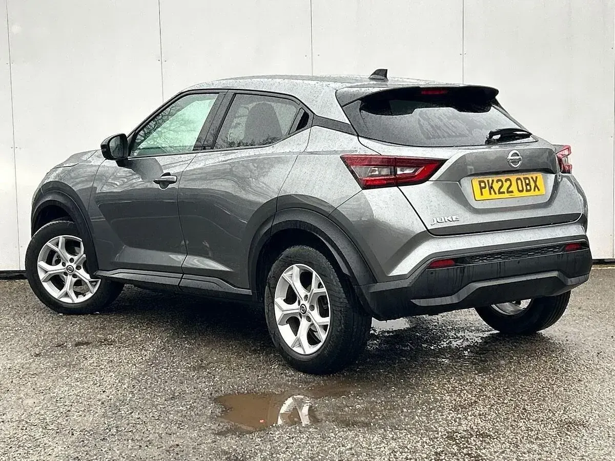 Usado Nissan Juke N-Connecta 114 HP (83 kW) 2022 Cinzento SUV