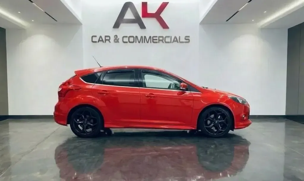 Usado Ford Focus Zetec 125 HP (91 kW) 2012 Vermelho Citadino