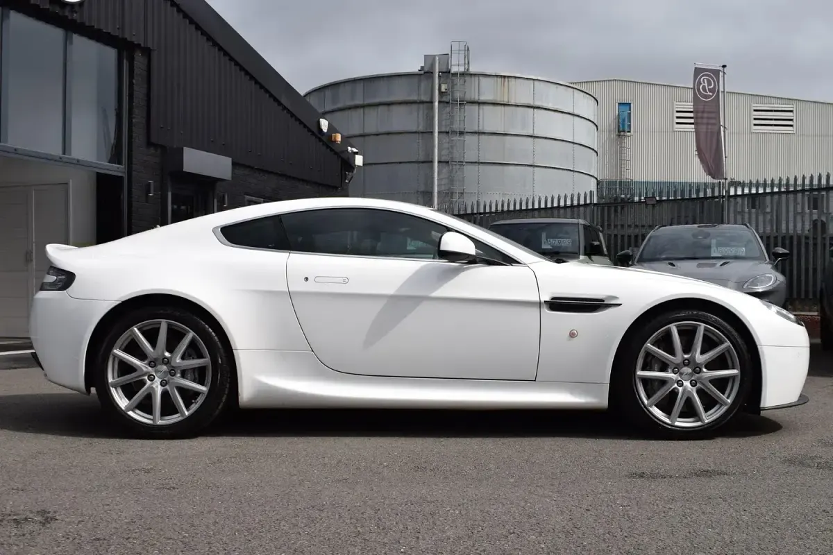 Used Aston Martin Vantage 2014 White Coupe