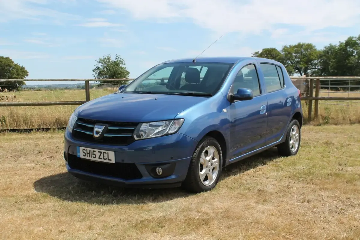Used Dacia Sandero Lauréate 90 HP (66 kW) 2015 Blue Hatchback