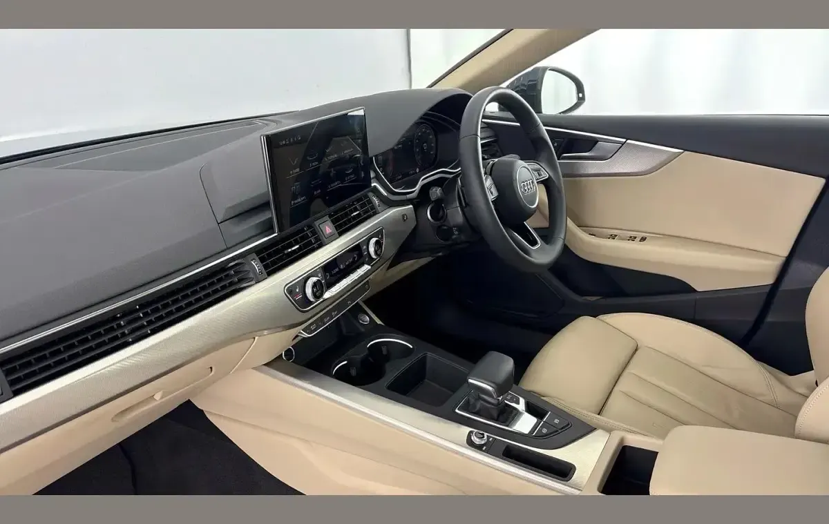 Begagnad Audi A5 Sport 147 HK (108 kW) 2024 Grå Halvkombi