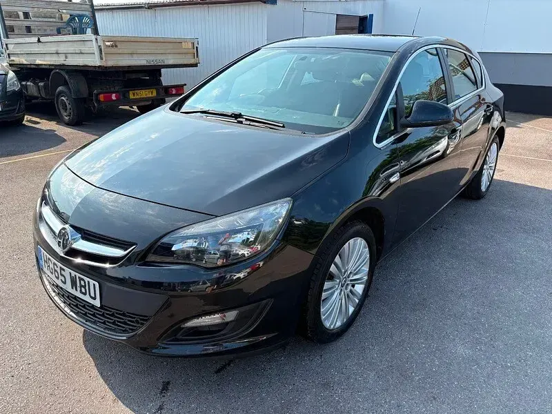 Used Vauxhall Astra Excite 200 HP (147 kW) 2016 Black Hatchback