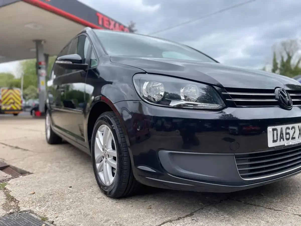 Begagnad VW Touran SE 105 HK (77 kW) 2012 Svart Minibuss
