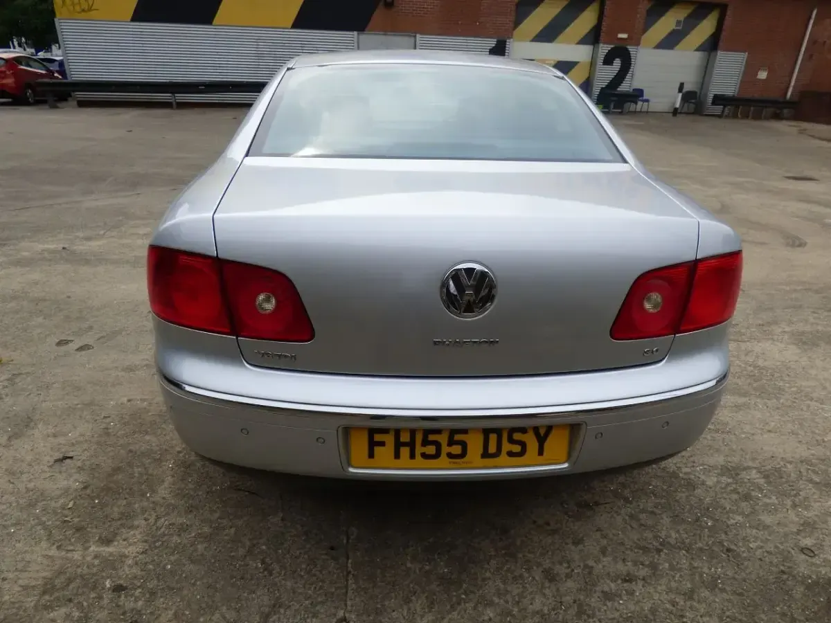Used VW Phaeton 221 HP (162 kW) 2006 Silver Sedan