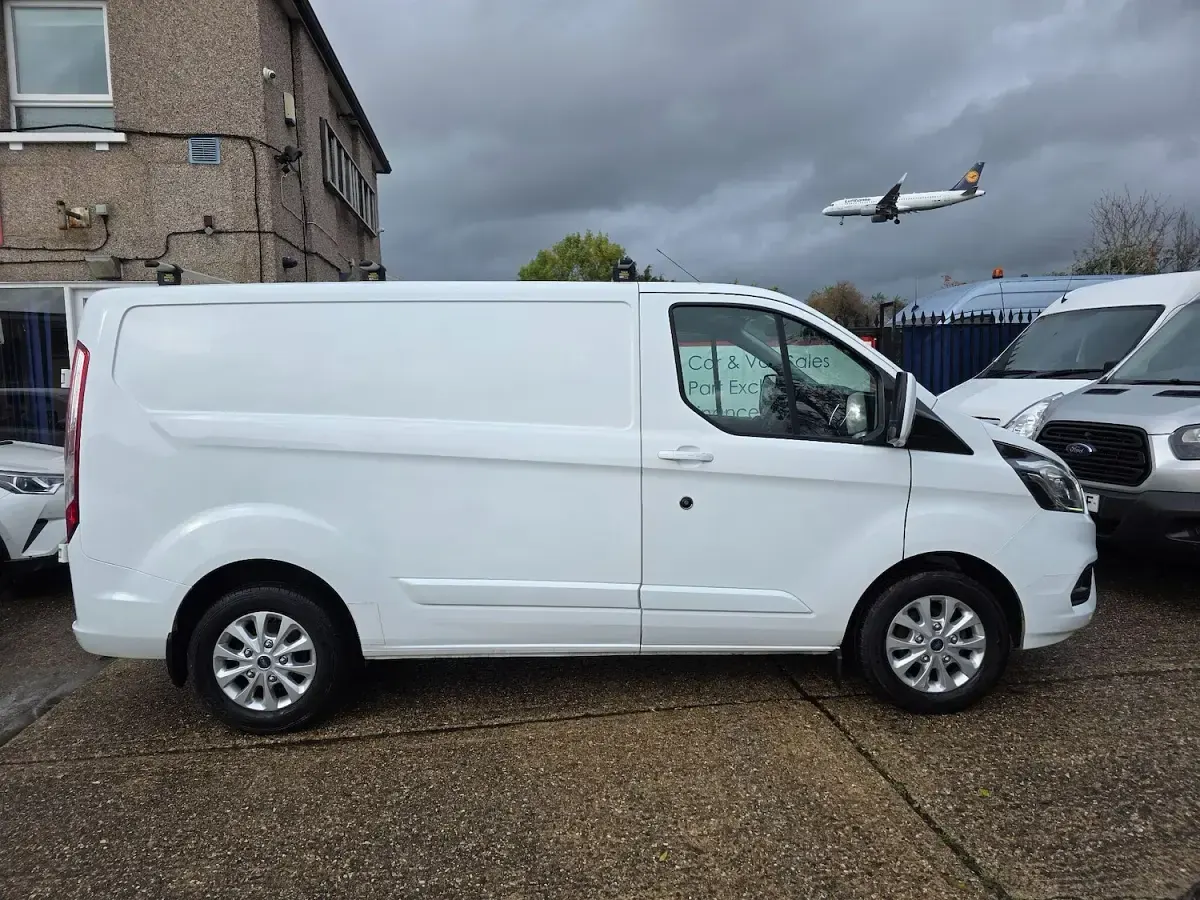 Used Ford Transit Custom Limited 130 HP (95 kW) 2019 White Van