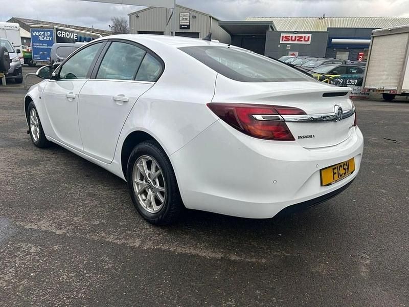 Used Vauxhall Insignia Design Edition 140 HP (102 kW) 2015 White Hatchback